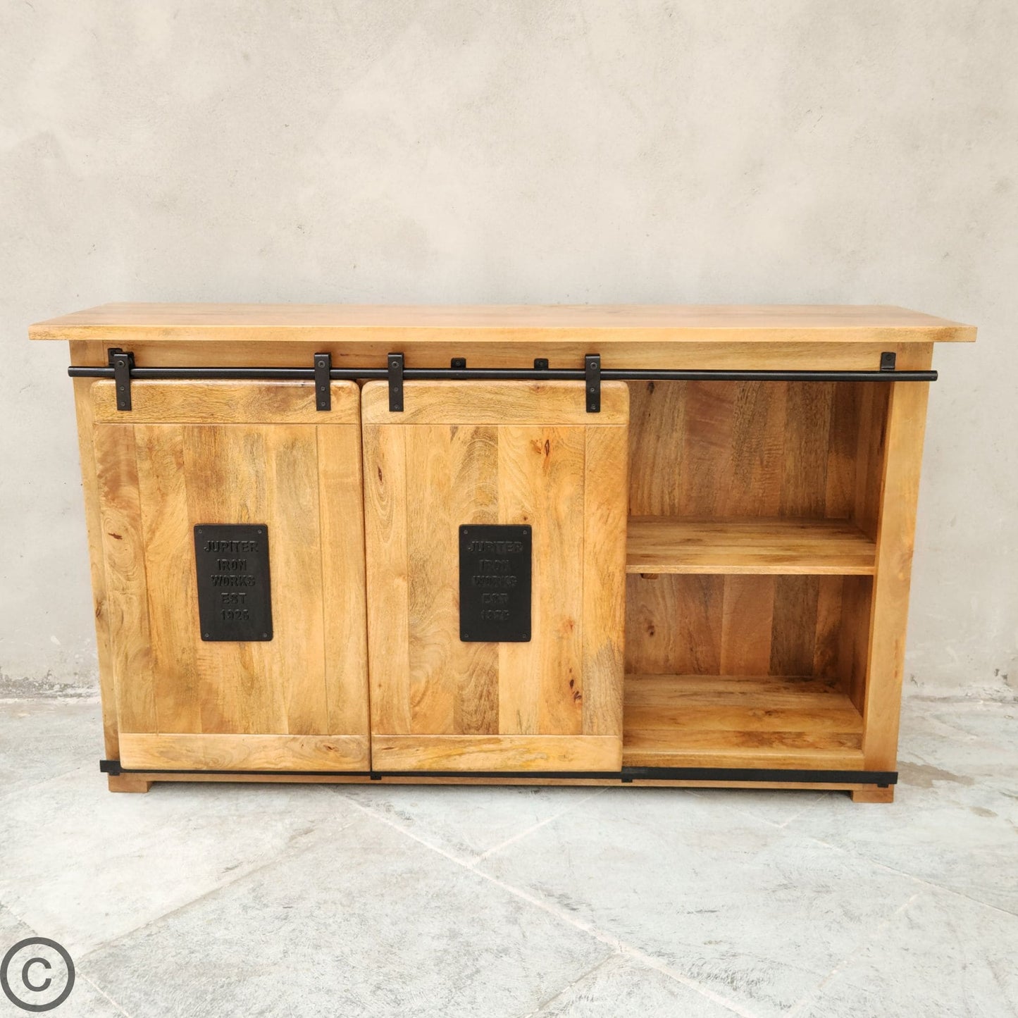 Ce buffet industriel fait de bois massif de manguier et métal, est composé de 3 tiroirs en bois, 2 portes coulissantes et de 2 étagères. Dimensions: 160 (L) X 45 (l) X 90 (H) cm. Kukuu, spécialiste en meubles industriels.