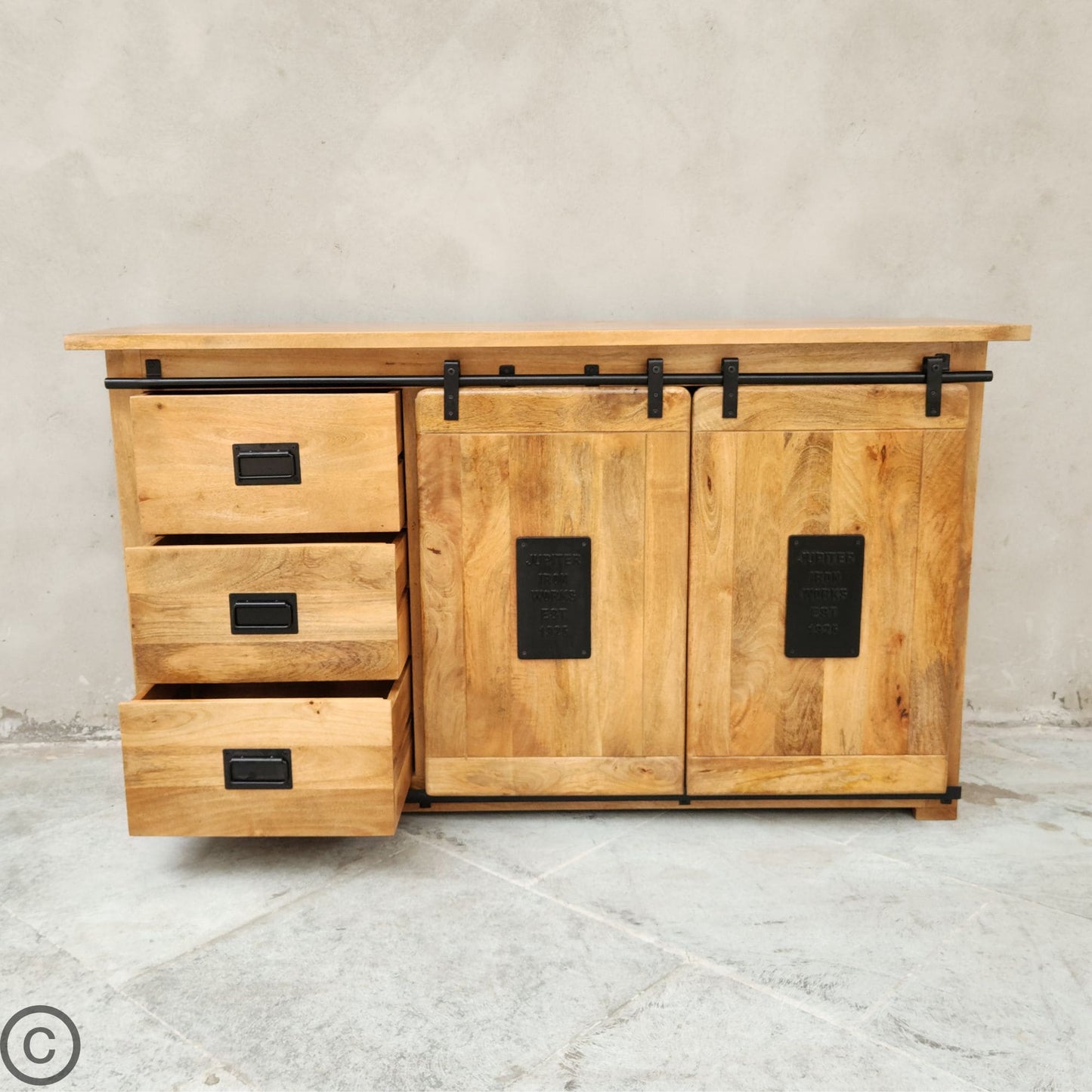 Ce buffet industriel fait de bois massif de manguier et métal, est composé de 3 tiroirs en bois, 2 portes coulissantes et de 2 étagères. Dimensions: 160 (L) X 45 (l) X 90 (H) cm. Kukuu, spécialiste en meubles industriels.