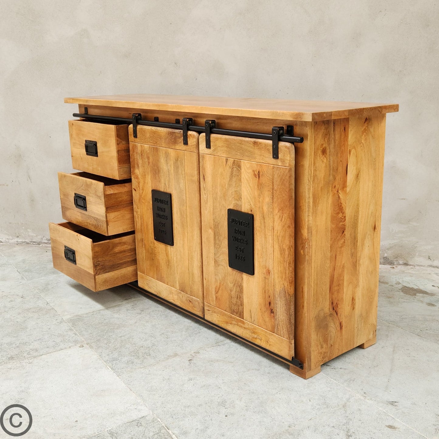 Ce buffet industriel fait de bois massif de manguier et métal, est composé de 3 tiroirs en bois, 2 portes coulissantes et de 2 étagères. Dimensions: 160 (L) X 45 (l) X 90 (H) cm. Kukuu, spécialiste en meubles industriels.