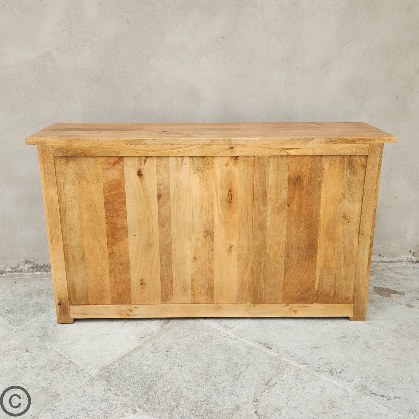 Ce buffet industriel fait de bois massif de manguier et métal, est composé de 3 tiroirs en bois, 2 portes coulissantes et de 2 étagères. Dimensions: 160 (L) X 45 (l) X 90 (H) cm. Kukuu, spécialiste en meubles industriels.