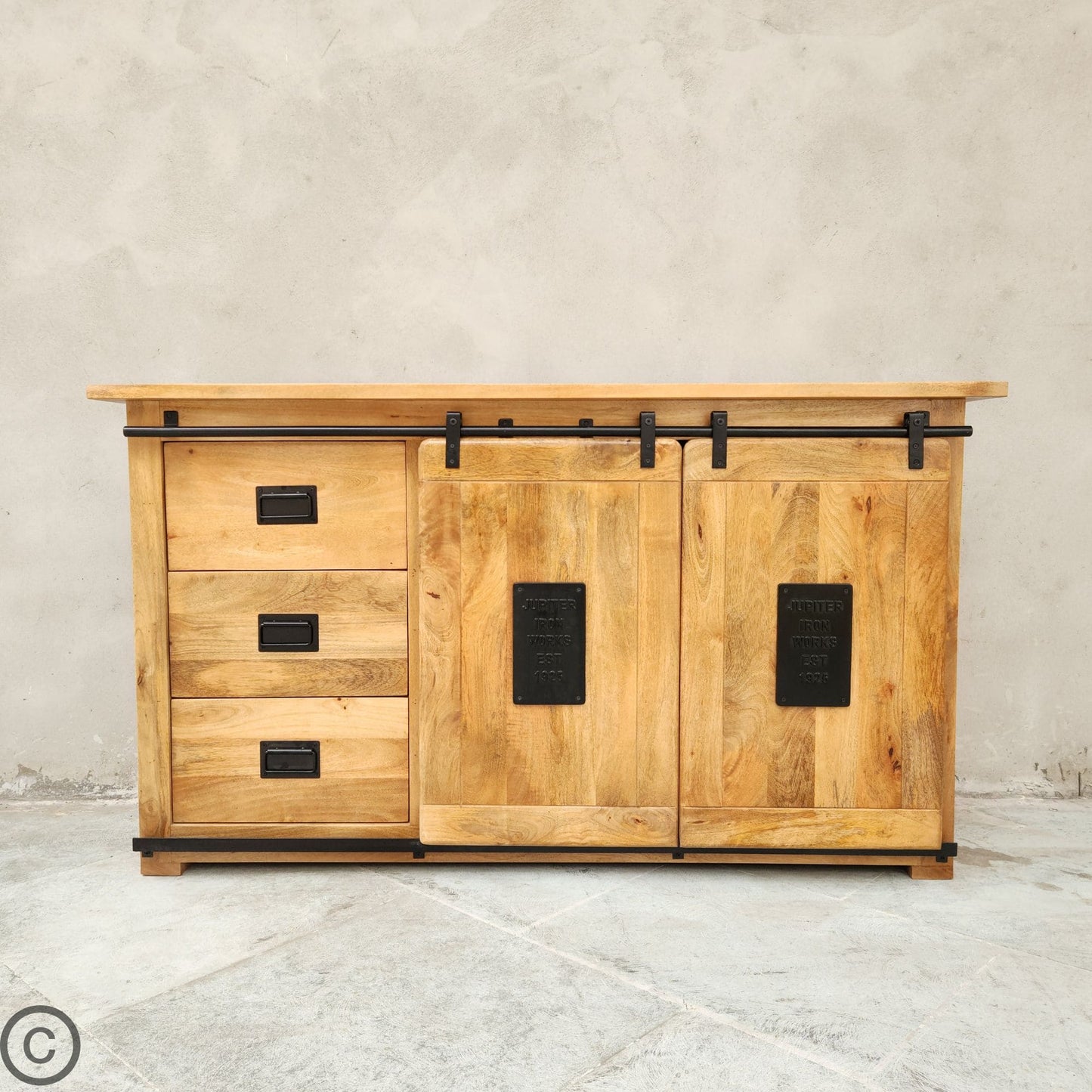 Ce buffet industriel fait de bois massif de manguier et métal, est composé de 3 tiroirs en bois, 2 portes coulissantes et de 2 étagères. Dimensions: 160 (L) X 45 (l) X 90 (H) cm. Kukuu, spécialiste en meubles industriels.