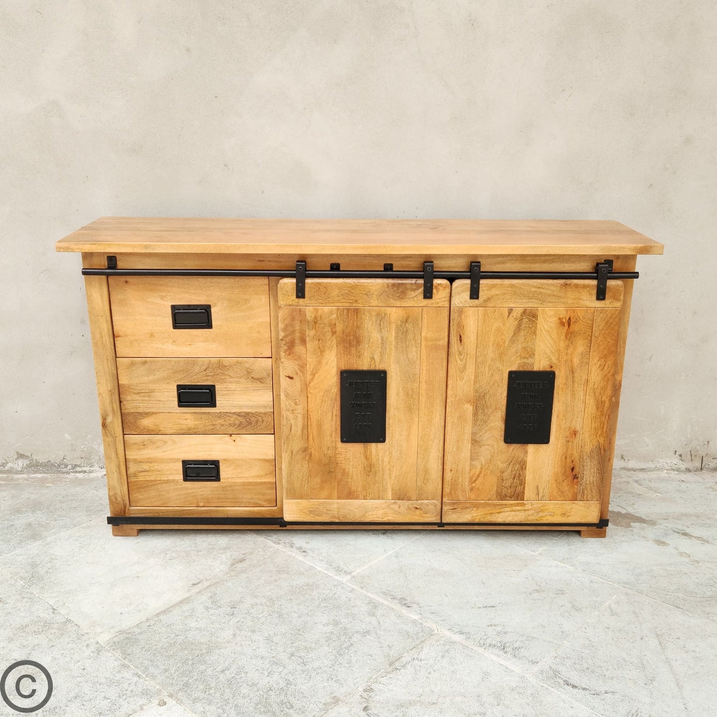 Ce buffet industriel fait de bois massif de manguier et métal, est composé de 3 tiroirs en bois, 2 portes coulissantes et de 2 étagères. Dimensions: 160 (L) X 45 (l) X 90 (H) cm. Kukuu, spécialiste en meubles industriels.