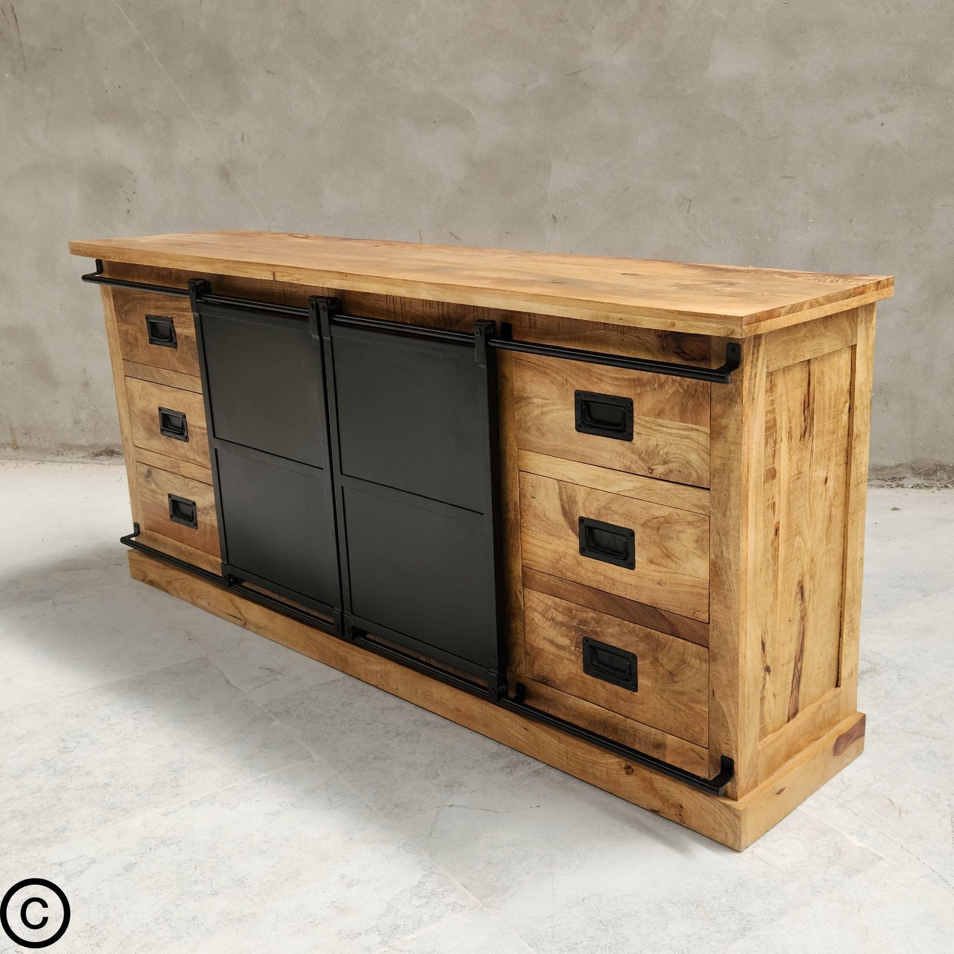 Buffet industriel, fait en bois massif de manguier et métal. Cette enfilade est composée de 6 tiroirs en bois, 2 portes coulissantes et de 2 étagères . Le mélange bois brut et métal apportera une touche unique et pleine de charme à votre intérieur. Disponible en 160 et 200 cm. Kukuu, meubles industriels de qualité.