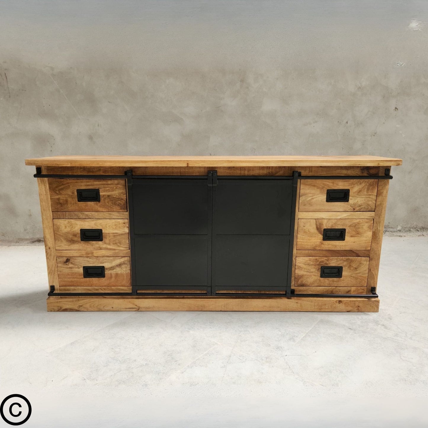 Buffet industriel, fait en bois massif de manguier et métal. Cette enfilade est composée de 6 tiroirs en bois, 2 portes coulissantes et de 2 étagères . Le mélange bois brut et métal apportera une touche unique et pleine de charme à votre intérieur. Disponible en 160 et 200 cm. Kukuu, meubles industriels de qualité.
