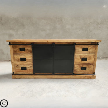 Buffet industriel, fait en bois massif de manguier et métal. Cette enfilade est composée de 6 tiroirs en bois, 2 portes coulissantes et de 2 étagères . Le mélange bois brut et métal apportera une touche unique et pleine de charme à votre intérieur. Disponible en 160 et 200 cm. Kukuu, meubles industriels de qualité.