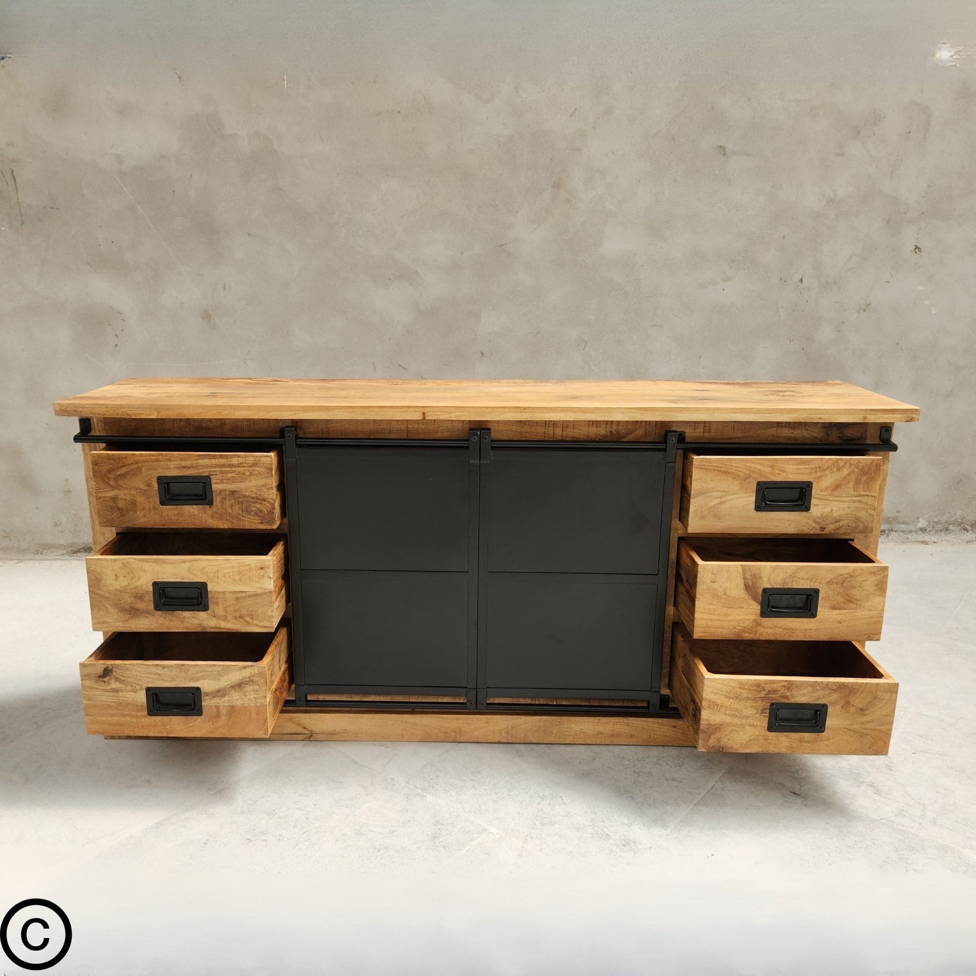 Buffet industriel, fait en bois massif de manguier et métal. Cette enfilade est composée de 6 tiroirs en bois, 2 portes coulissantes et de 2 étagères . Le mélange bois brut et métal apportera une touche unique et pleine de charme à votre intérieur. Disponible en 160 et 200 cm. Kukuu, meubles industriels de qualité.