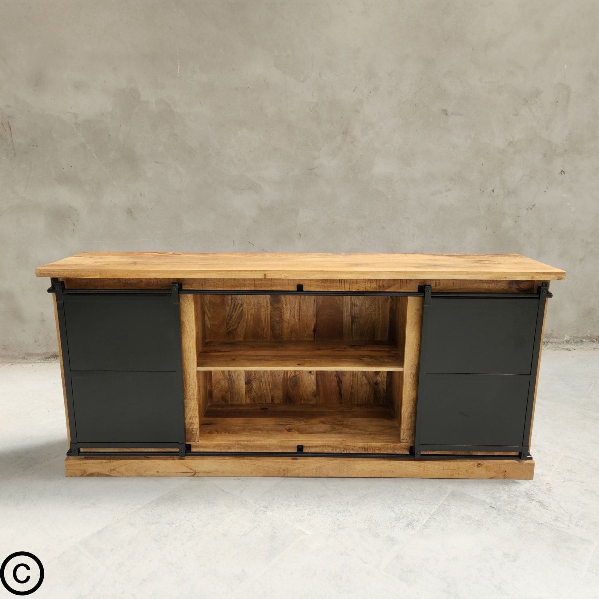 Buffet industriel, fait en bois massif de manguier et métal. Cette enfilade est composée de 6 tiroirs en bois, 2 portes coulissantes et de 2 étagères . Le mélange bois brut et métal apportera une touche unique et pleine de charme à votre intérieur. Disponible en 160 et 200 cm. Kukuu, meubles industriels de qualité.