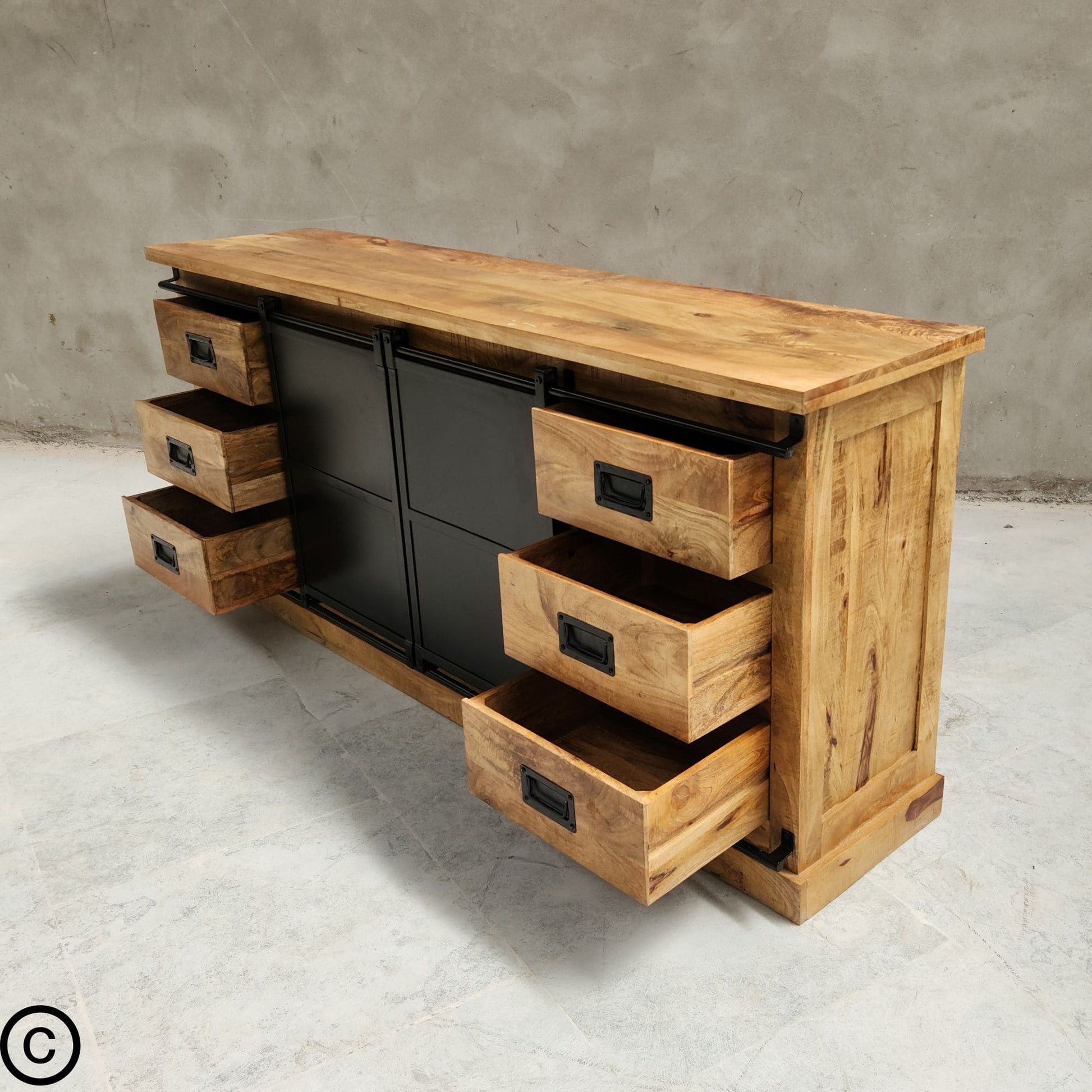 Buffet industriel, fait en bois massif de manguier et métal. Cette enfilade est composée de 6 tiroirs en bois, 2 portes coulissantes et de 2 étagères . Le mélange bois brut et métal apportera une touche unique et pleine de charme à votre intérieur. Disponible en 160 et 200 cm. Kukuu, meubles industriels de qualité.