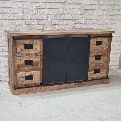  Cette enfilade est composée de 6 tiroirs en bois, 2 portes coulissantes et de 2 étagères . Le mélange bois brut et métal apportera une touche unique et pleine de charme à votre intérieur. Mesures: 170 (L) x 45 (l) x 90 (H) cm. Kukuu, spécialiste en meubles industriels.