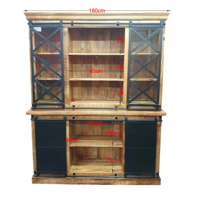 Ce vaisselier industriel a été fabriqué à partir de bois massif de manguier pour sa structure et d'acier et verre pour ses portes coulissantes. Kukuu, meubles industriels de qualité.