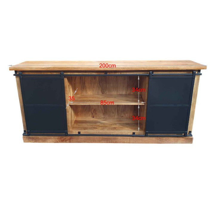 Buffet industriel, fait en bois massif de manguier et métal. Cette enfilade est composée de 6 tiroirs en bois, 2 portes coulissantes et de 2 étagères . Le mélange bois brut et métal apportera une touche unique et pleine de charme à votre intérieur. Disponible en 160 et 200 cm. Kukuu, meubles industriels de qualité.