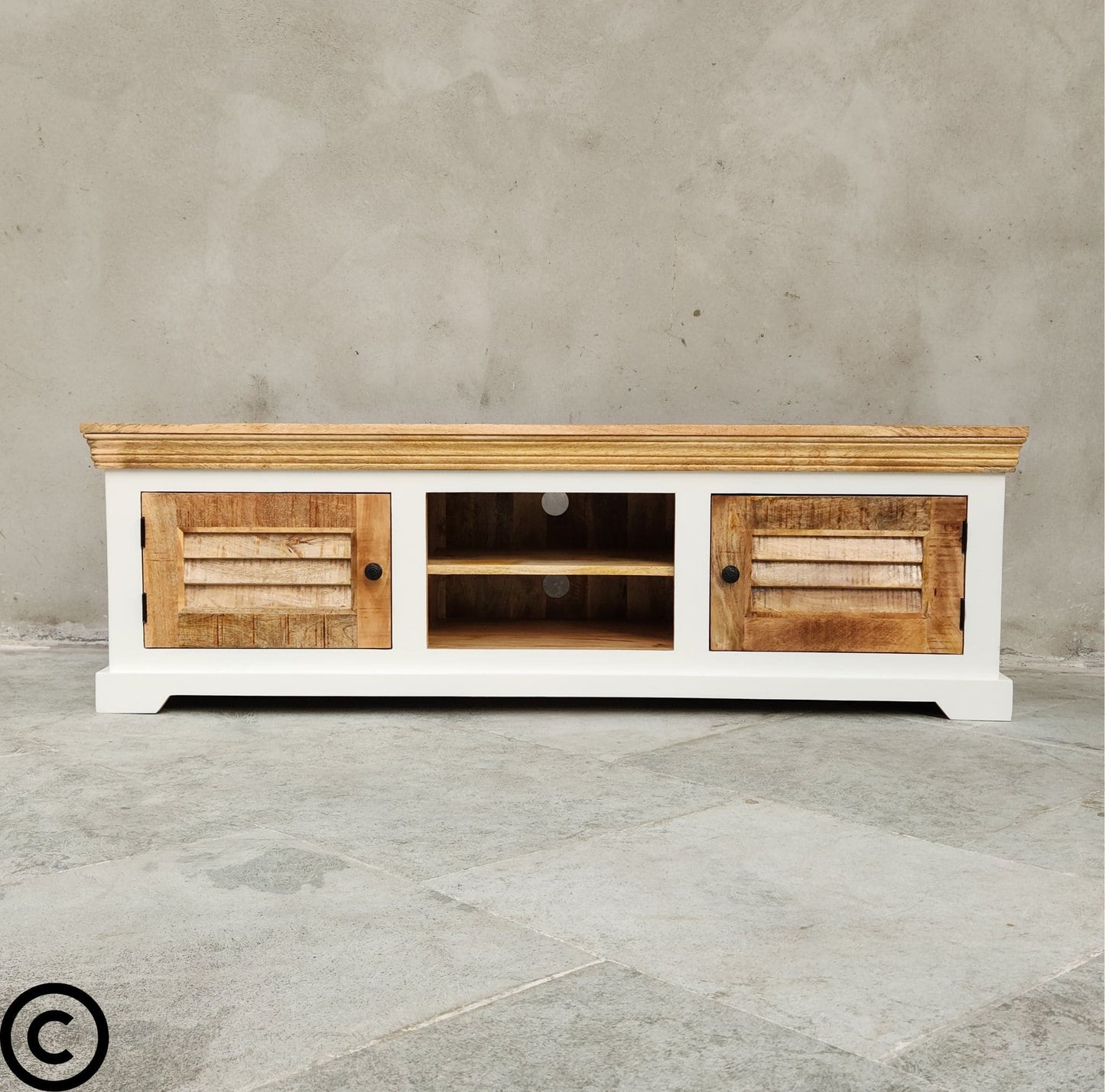 Ce meuble tv bois blanc Kukuu est composé d'une niche centrale et de 2 portes latérales style persienne. Longueurs disponibles: 160, 180 et 200 cm.