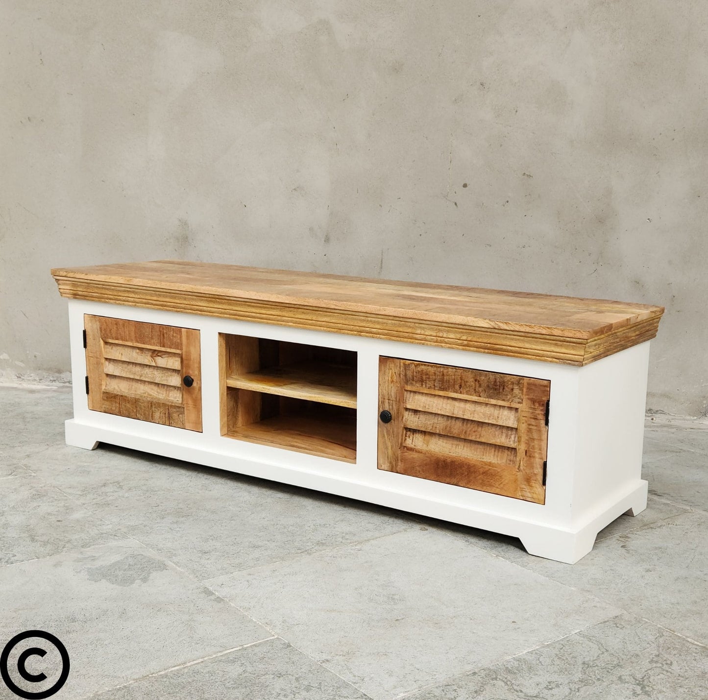 Ce meuble tv bois blanc Kukuu est composé d'une niche centrale et de 2 portes latérales style persienne. Longueurs disponibles: 160, 180 et 200 cm.