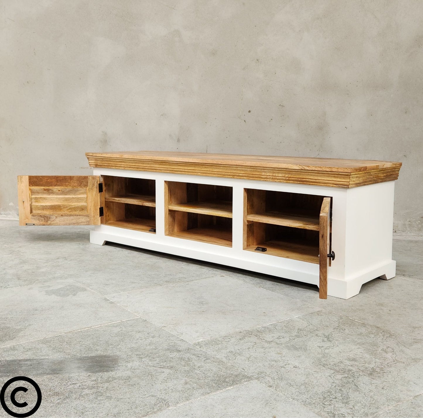 Ce meuble tv bois blanc Kukuu est composé d'une niche centrale et de 2 portes latérales style persienne. Longueurs disponibles: 160, 180 et 200 cm.