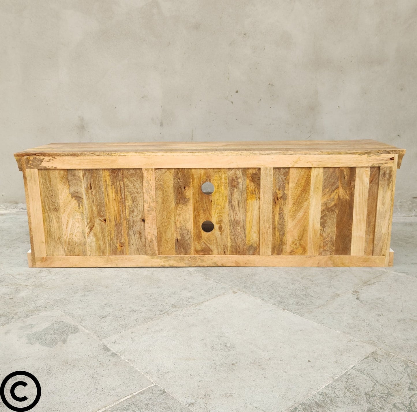 Ce meuble tv bois blanc Kukuu est composé d'une niche centrale et de 2 portes latérales style persienne. Longueurs disponibles: 160, 180 et 200 cm.