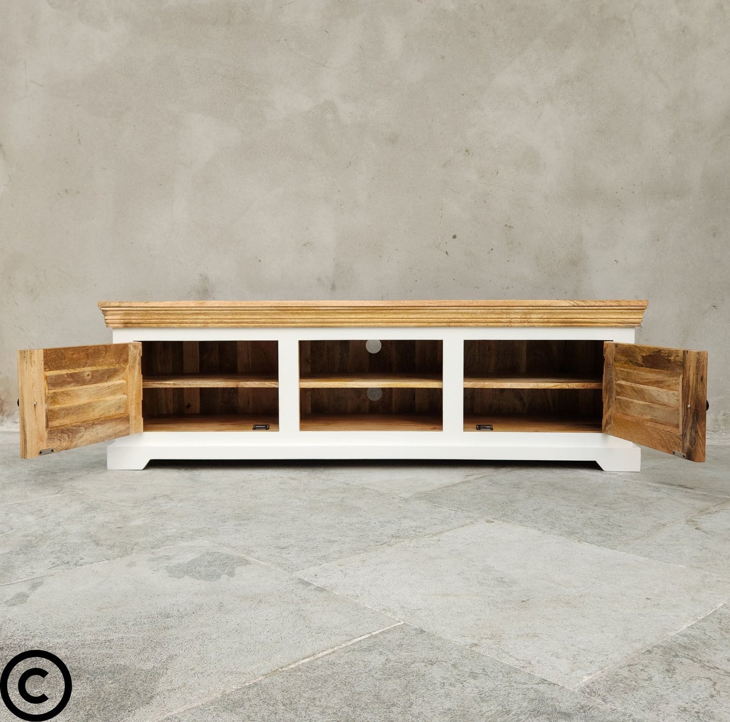 Ce meuble tv bois blanc Kukuu est composé d'une niche centrale et de 2 portes latérales style persienne. Longueurs disponibles: 160, 180 et 200 cm.