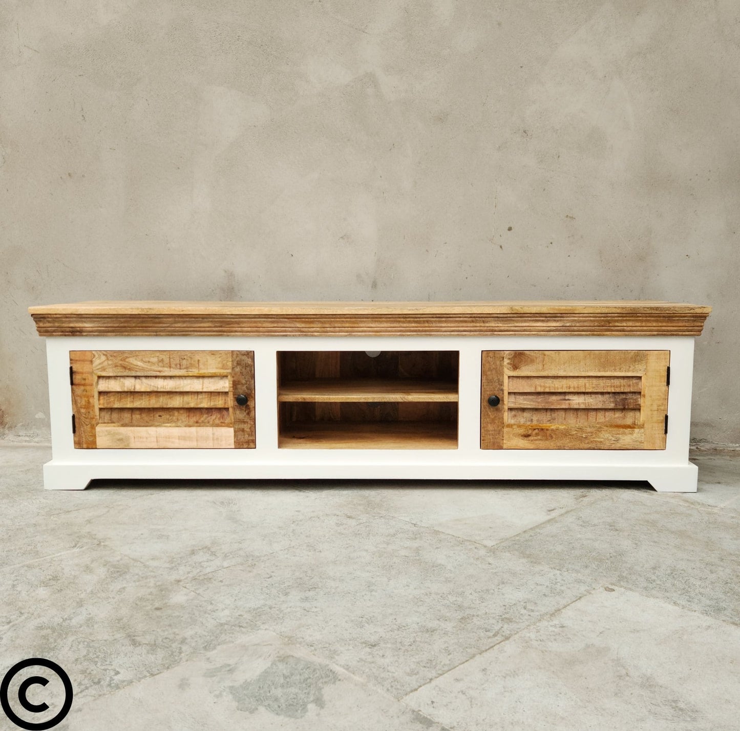 Ce meuble tv bois blanc Kukuu en manguier massif est composé d'une niche centrale et de 2 portes latérales style persienne. Longueurs disponibles: 160, 180 et 200 cm.