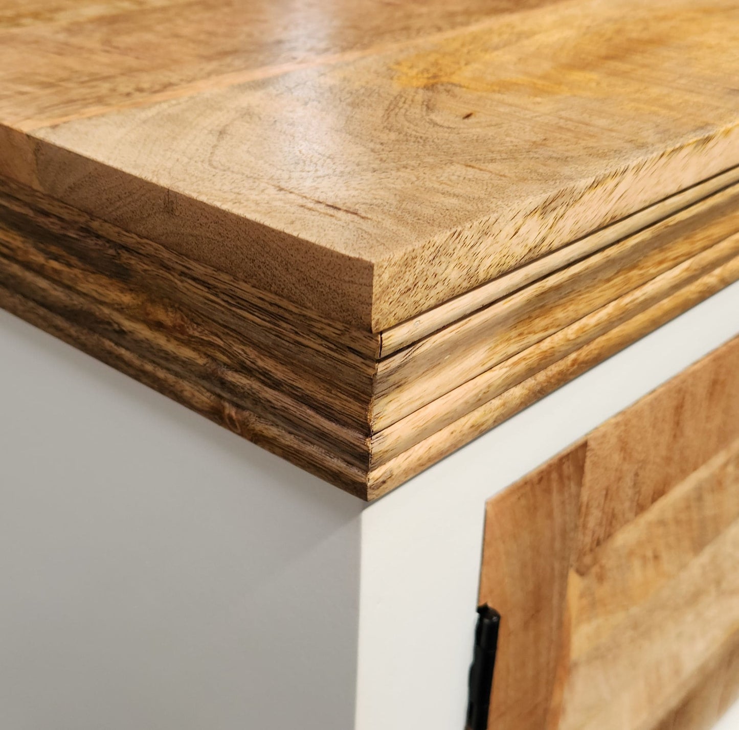 Ce meuble tv bois blanc Kukuu est composé d'une niche centrale et de 2 portes latérales style persienne. Longueurs disponibles: 160, 180 et 200 cm.