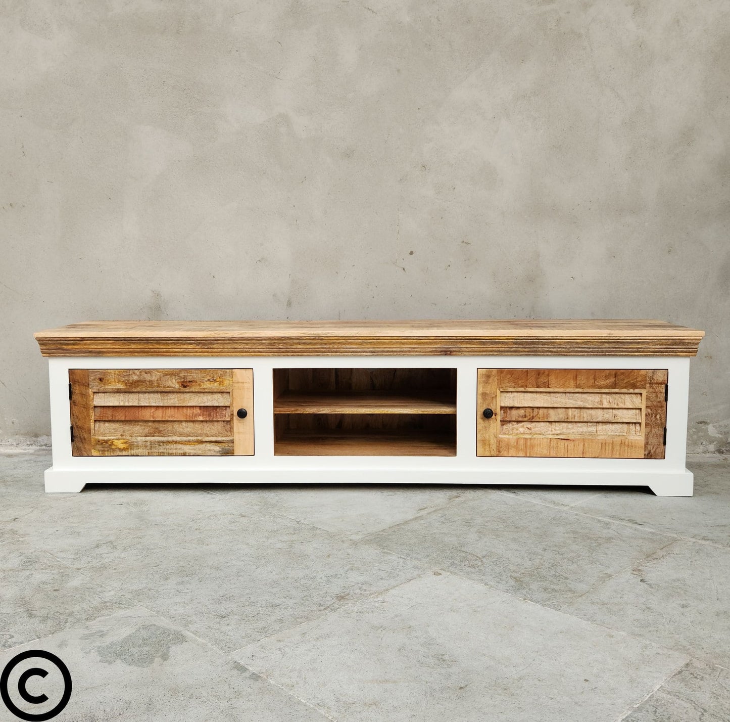 Ce meuble tv bois blanc Kukuu en manguier massif est composé d'une niche centrale et de 2 portes latérales style persienne. Longueurs disponibles: 160, 180 et 200 cm.