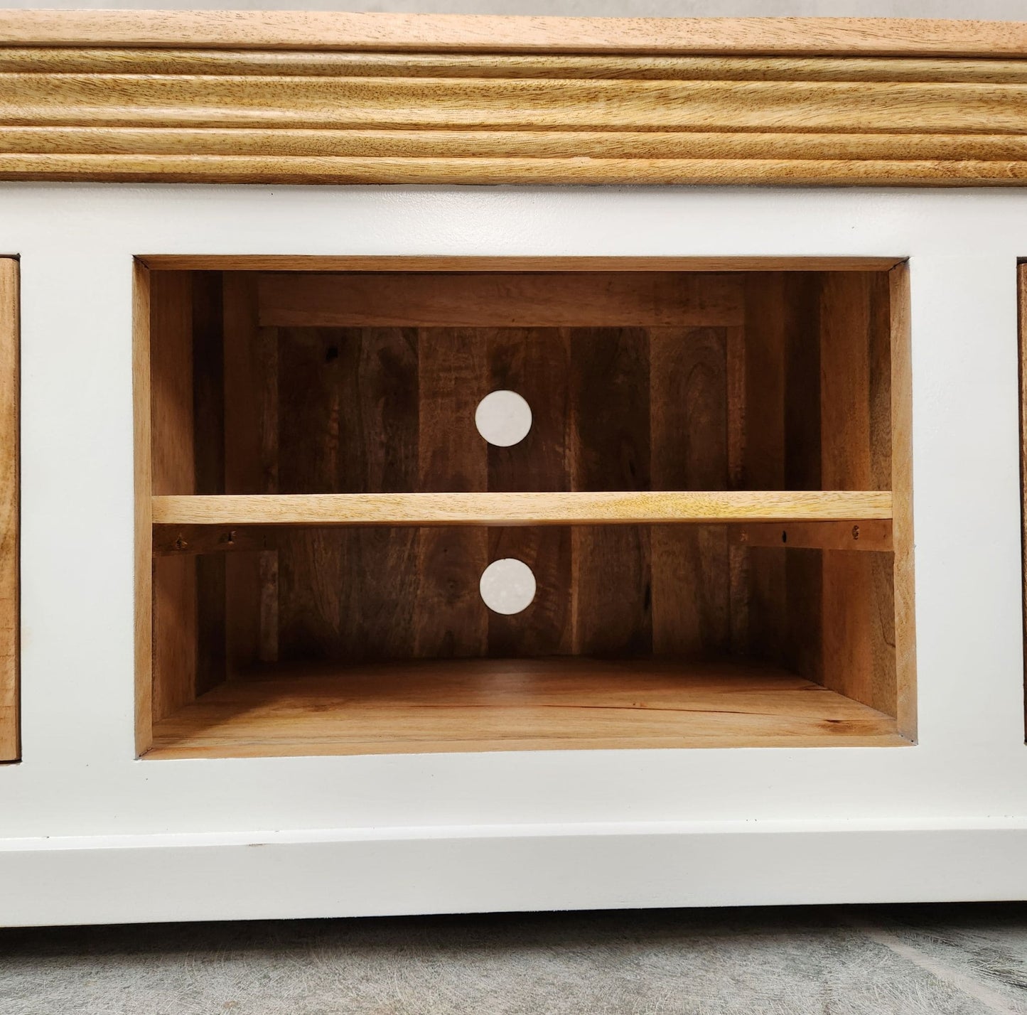 Ce meuble tv bois blanc Kukuu en manguier massif est composé d'une niche centrale et de 2 portes latérales style persienne. Longueurs disponibles: 160, 180 et 200 cm.