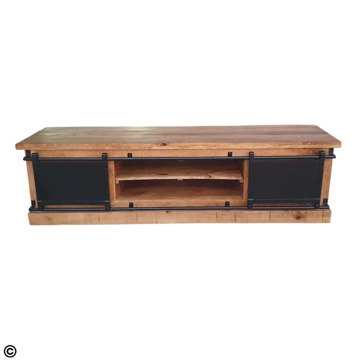 Découvrez notre meuble TV industriel avec portes coulissantes, le choix idéal pour ajouter une touche de style et de fonctionnalité à votre espace de divertissement. Kukuu, meubles industriels de qualité.