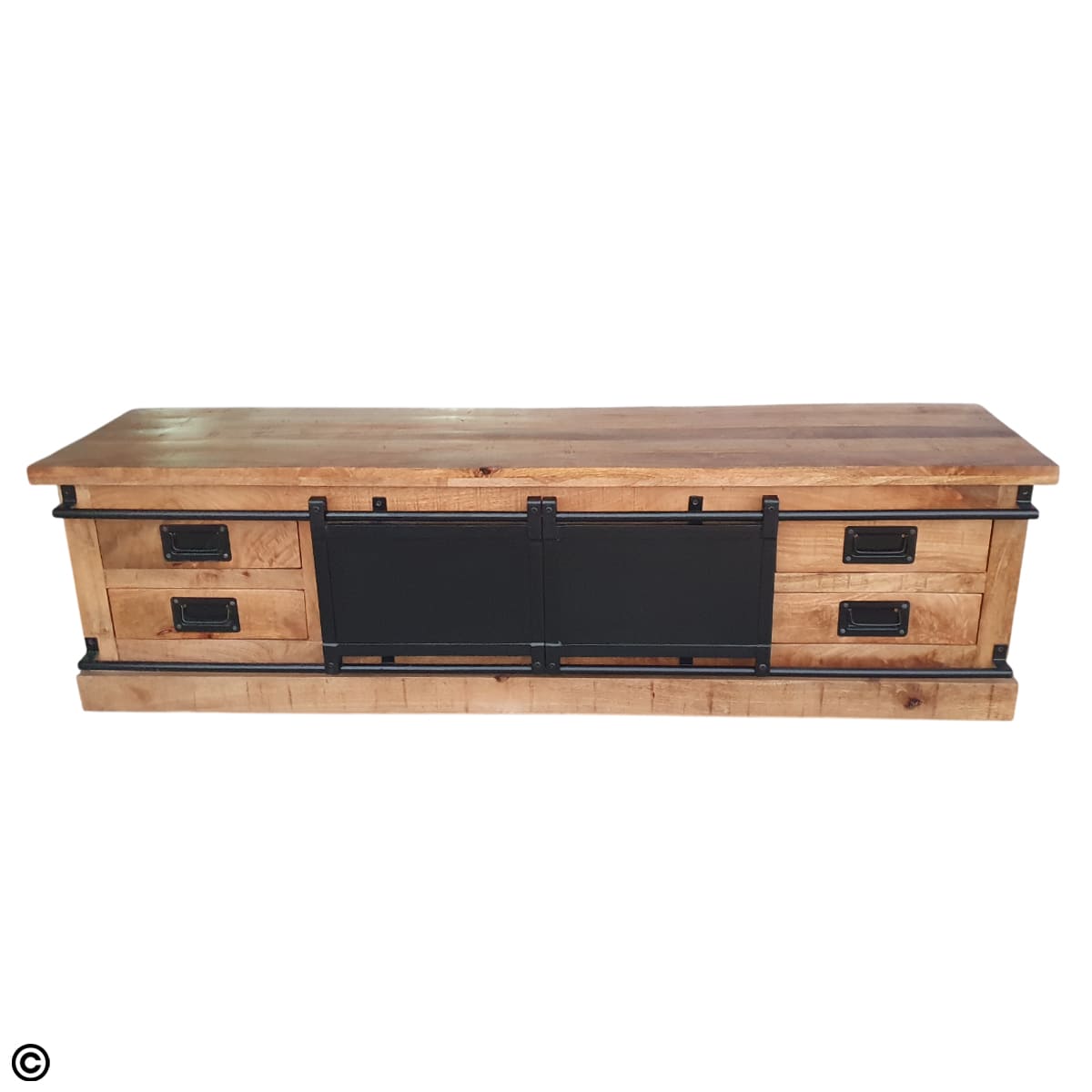 Découvrez notre meuble TV industriel avec portes coulissantes, le choix idéal pour ajouter une touche de style et de fonctionnalité à votre espace de divertissement. Kukuu, meubles industriels de qualité.