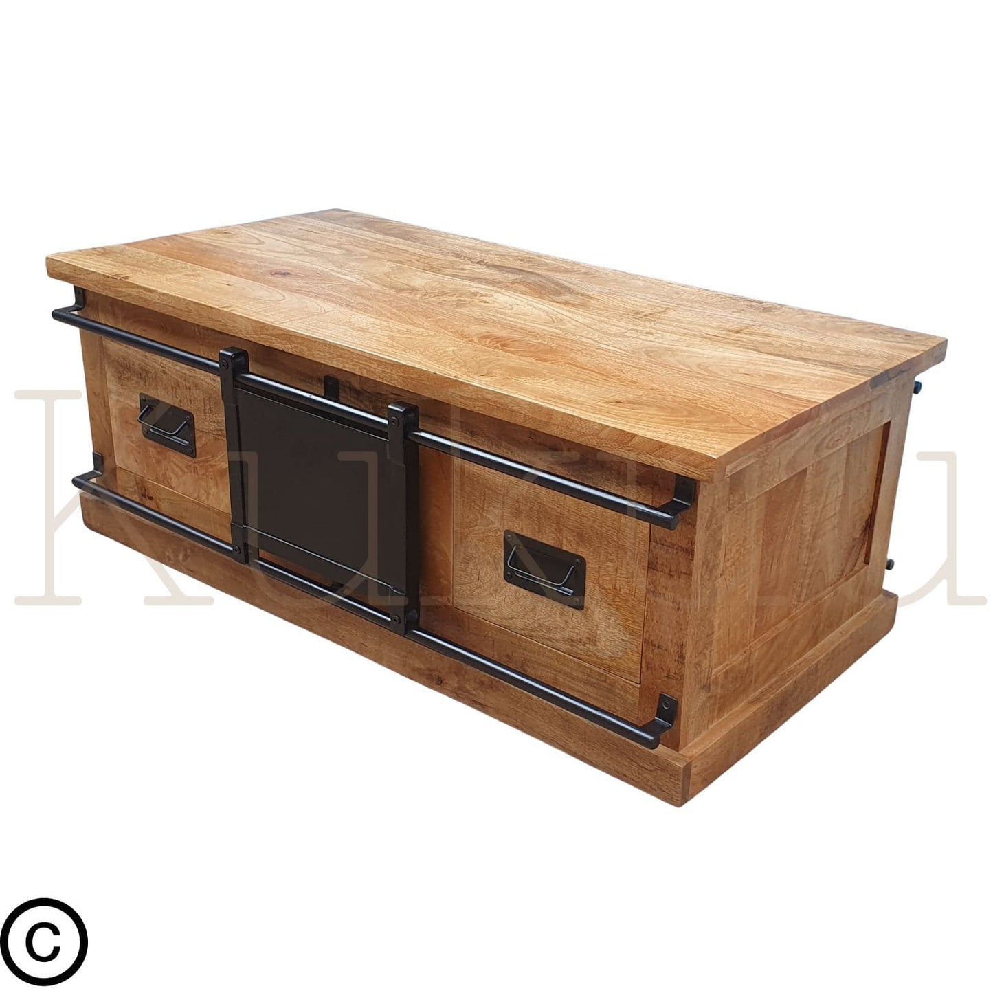 Cette table basse a été fabriquée en bois massif de manguier et métal. Elle possède deux tiroirs et une porte centrale coulissante. Dimensions: 125 (L) X 65 (l) X 40 (H) cm. Kukuu, meubles industriels de qualité.