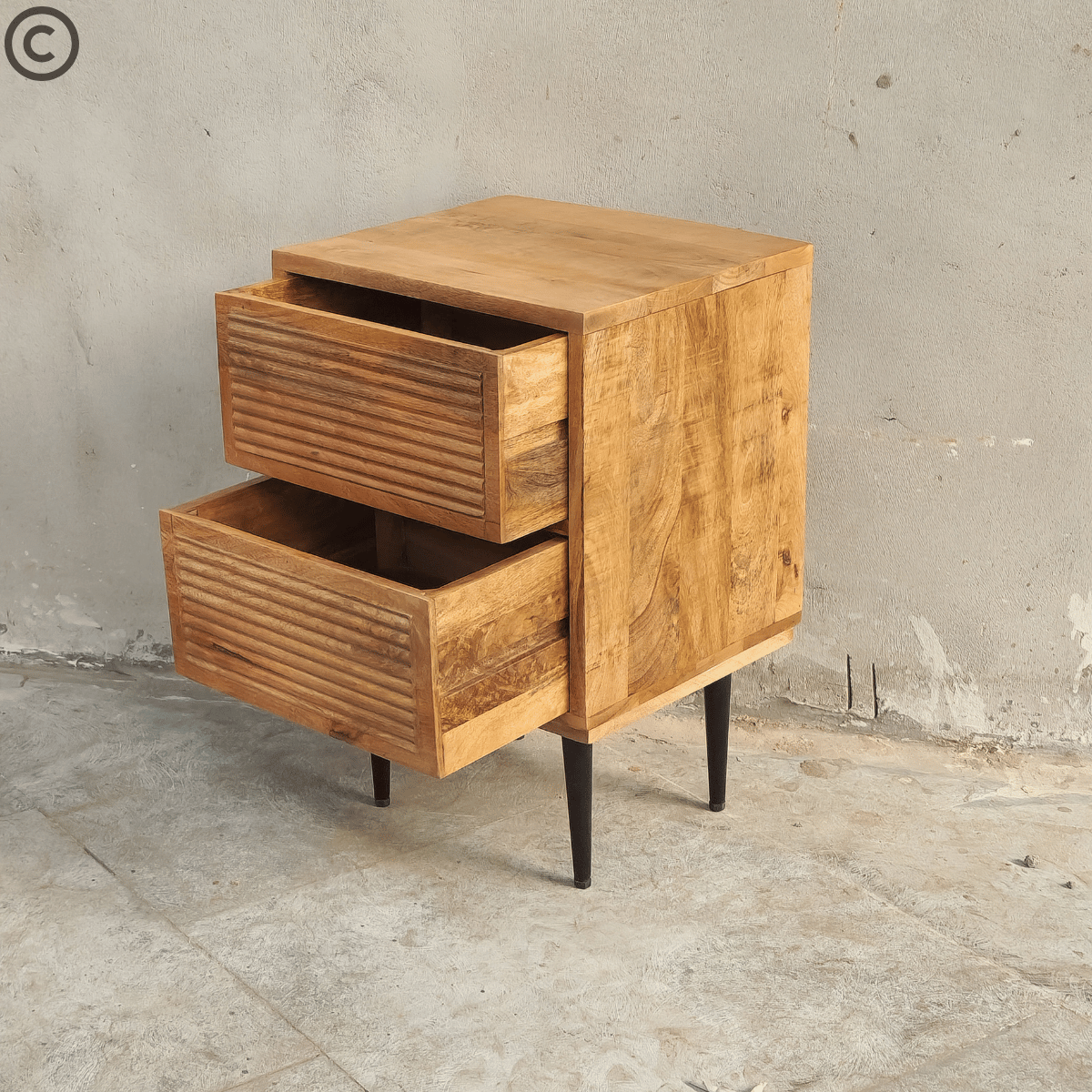 Table de chevet bois massif de manguier à rainures avec deux tiroirs ouverts – meuble artisanal Kukuu