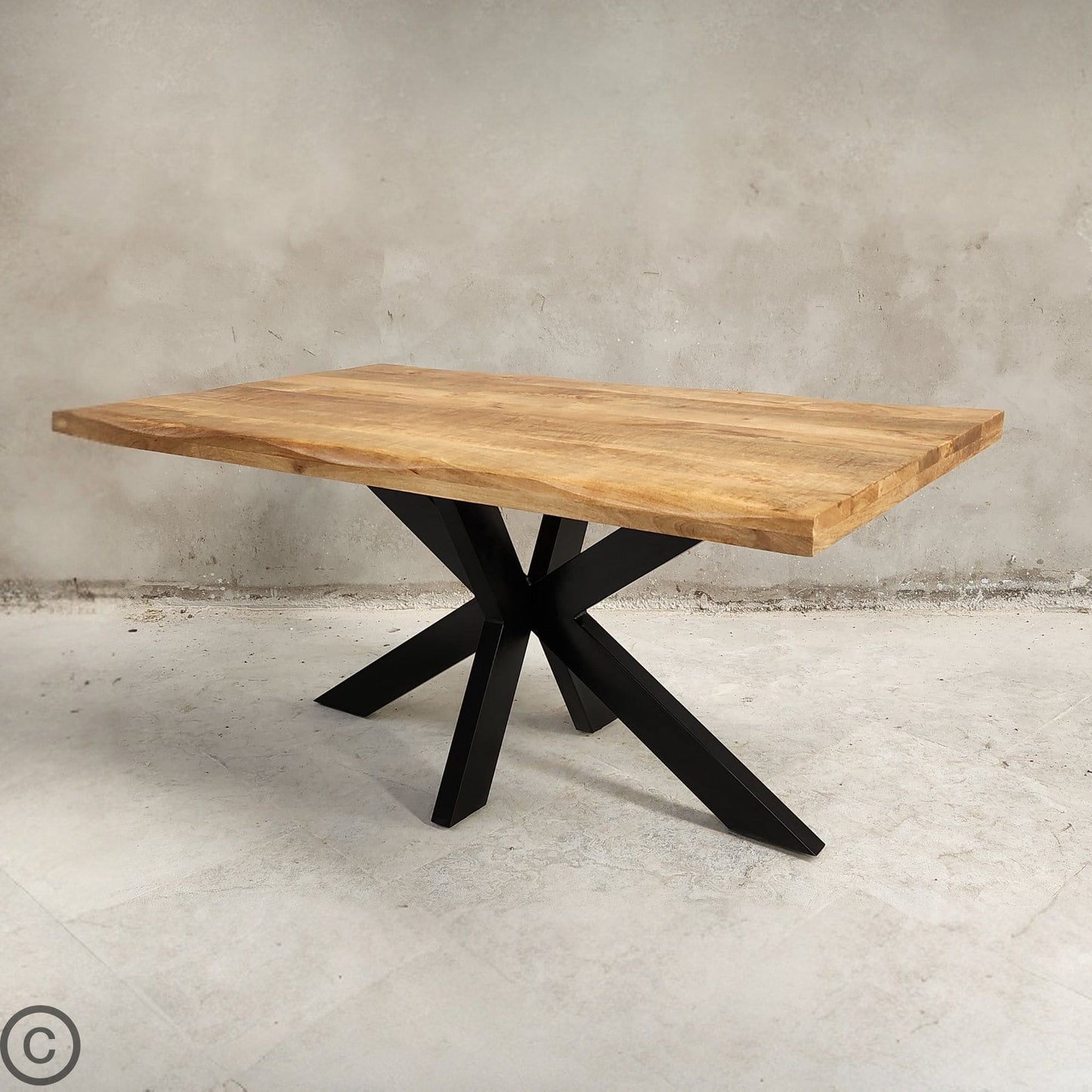 La table à manger industrielle Kukuu a été fabriquée à partir d'acier et bois de manguier. Disponible en 160, 180 et 240 cm. Kukuu, meubles industriels de qualité.