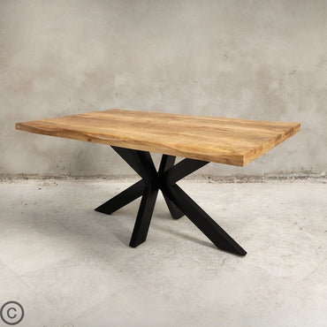La table à manger industrielle Kukuu a été fabriquée à partir d'acier et bois de manguier. Disponible en 160, 180 et 240 cm. Kukuu, meubles industriels de qualité.