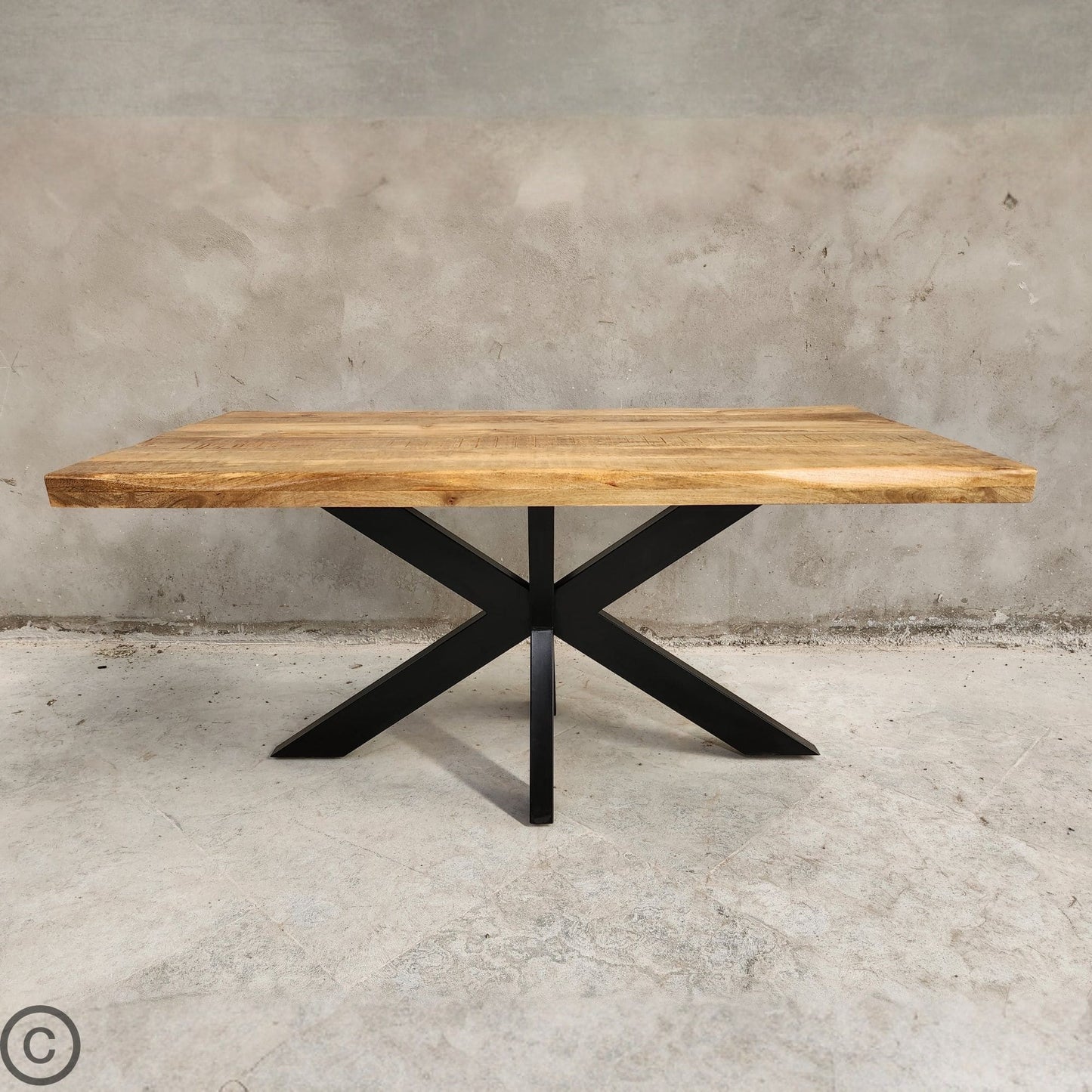 La table à manger industrielle Kukuu a été fabriquée à partir d'acier et bois de manguier. Disponible en 160, 180 et 240 cm. Kukuu, meubles industriels de qualité.