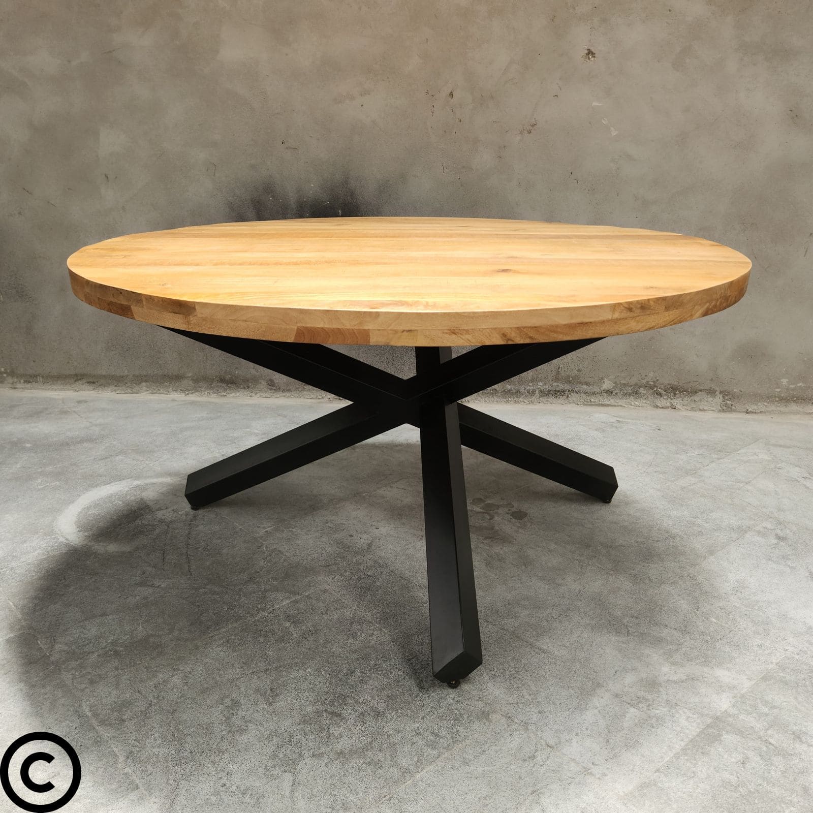 Optez pour notre superbe table industrielle ronde en manguier pour apporter une touche moderne et élégante à votre espace.