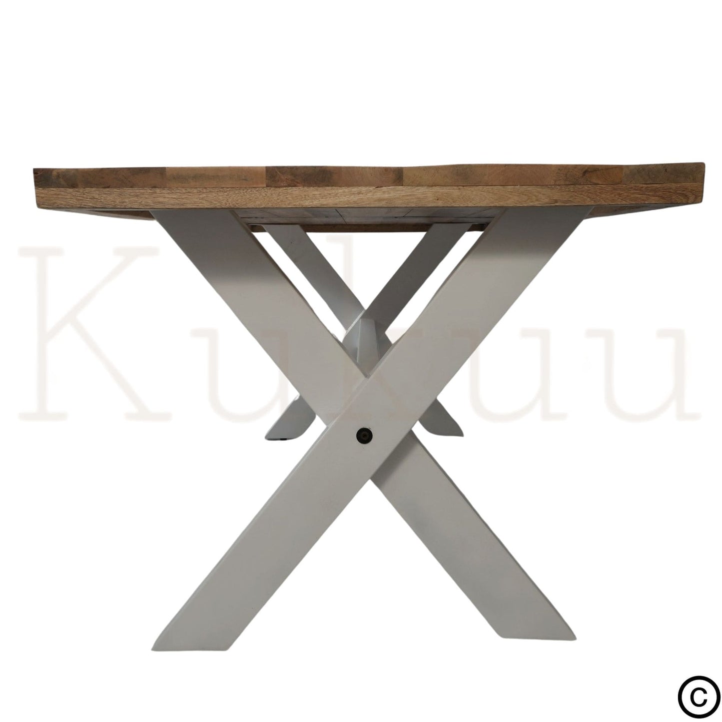 Cette table à manger bois blanc est composée de pieds en croix en métal blanc et d'un support central. Son plateau a été fabriqué à partir de bois massif de manguier traité et vernis pour un usage quotidien.
Mesures disponibles: 180 x 90 x 76 cm / 220 x 100 x 76 cm.
Kukuu, spécialiste en mobilier d'intérieur de qualité.
