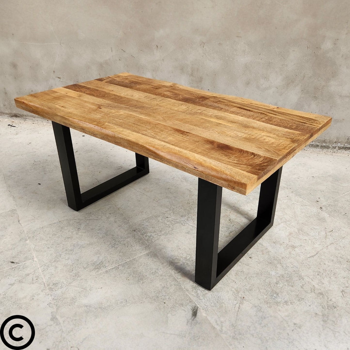 La table à manger manguier métal de Kukuu est disponible en 160 et 180 cm. Kukuu, meubles industriels de qualité.