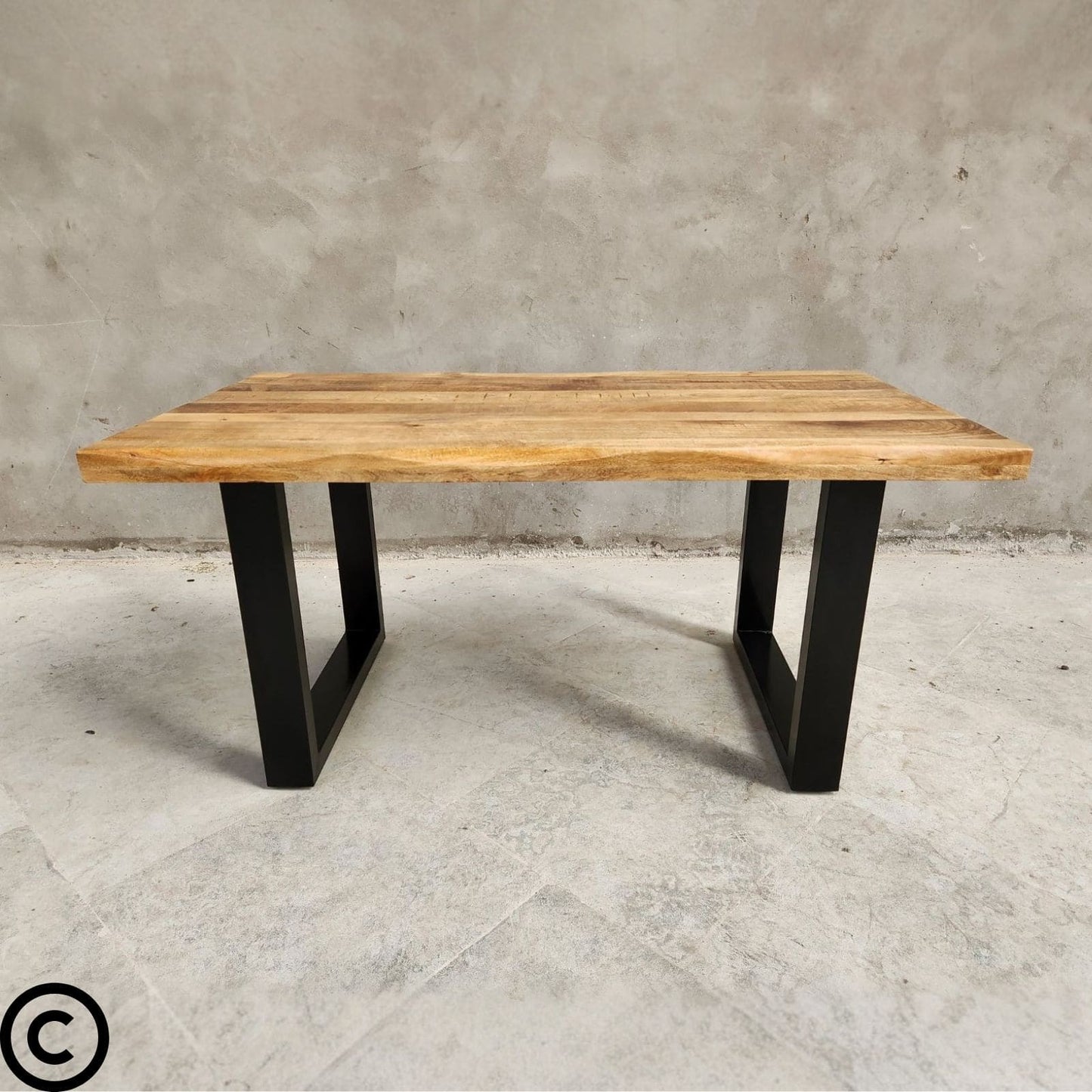 La table à manger manguier métal de Kukuu est disponible en 160 et 180 cm. Kukuu, meubles industriels de qualité.