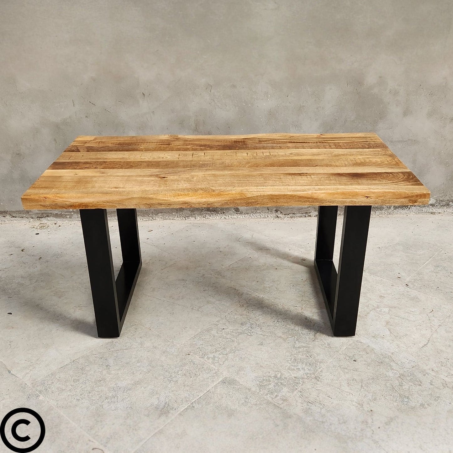 La table à manger manguier métal de Kukuu est disponible en 160 et 180 cm. Kukuu, meubles industriels de qualité.