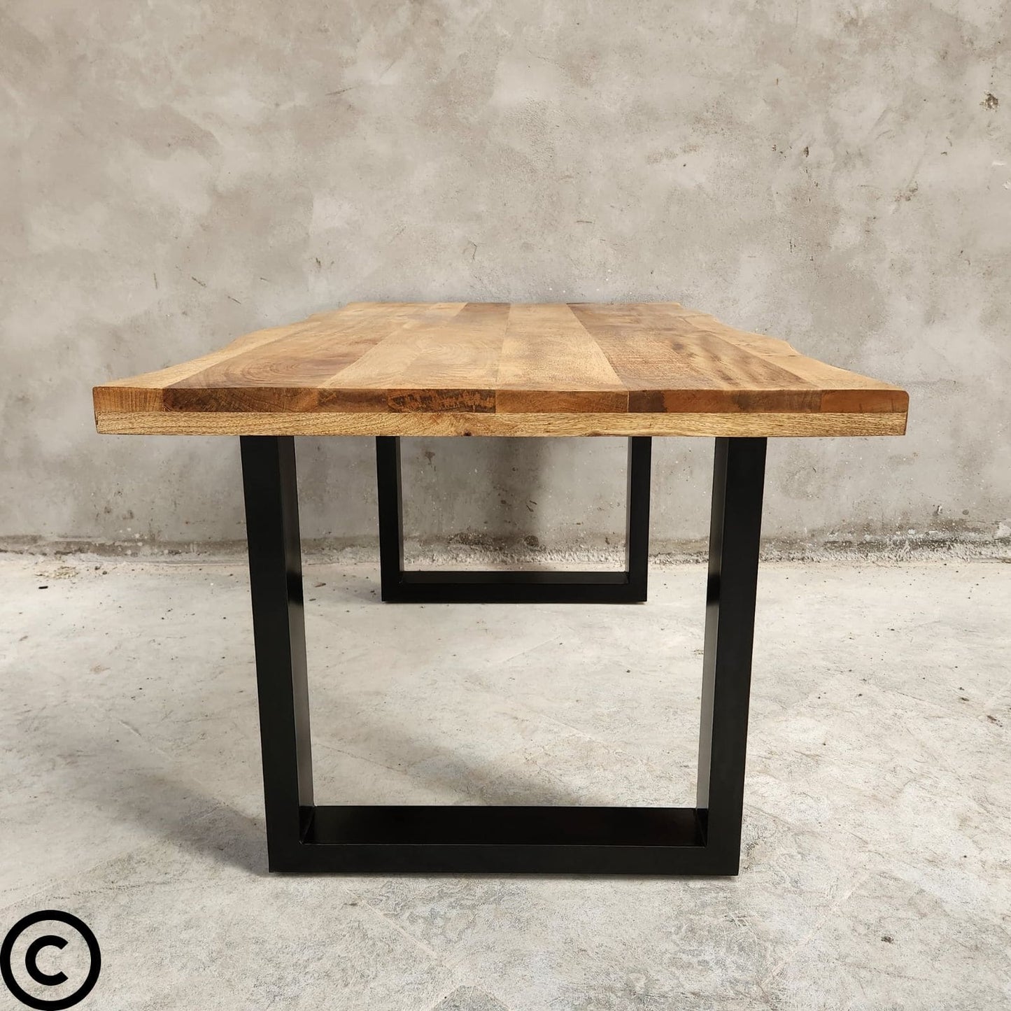 La table à manger manguier métal de Kukuu est disponible en 160 et 180 cm. Kukuu, meubles industriels de qualité.