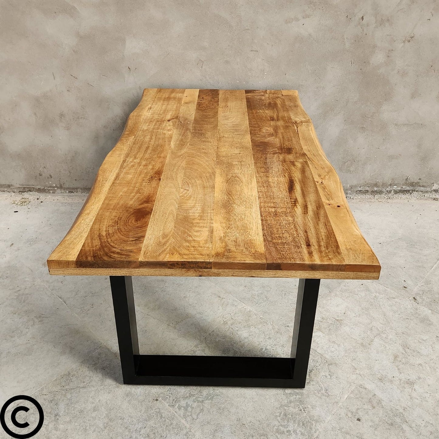 La table à manger manguier métal de Kukuu est disponible en 160 et 180 cm. Kukuu, meubles industriels de qualité.