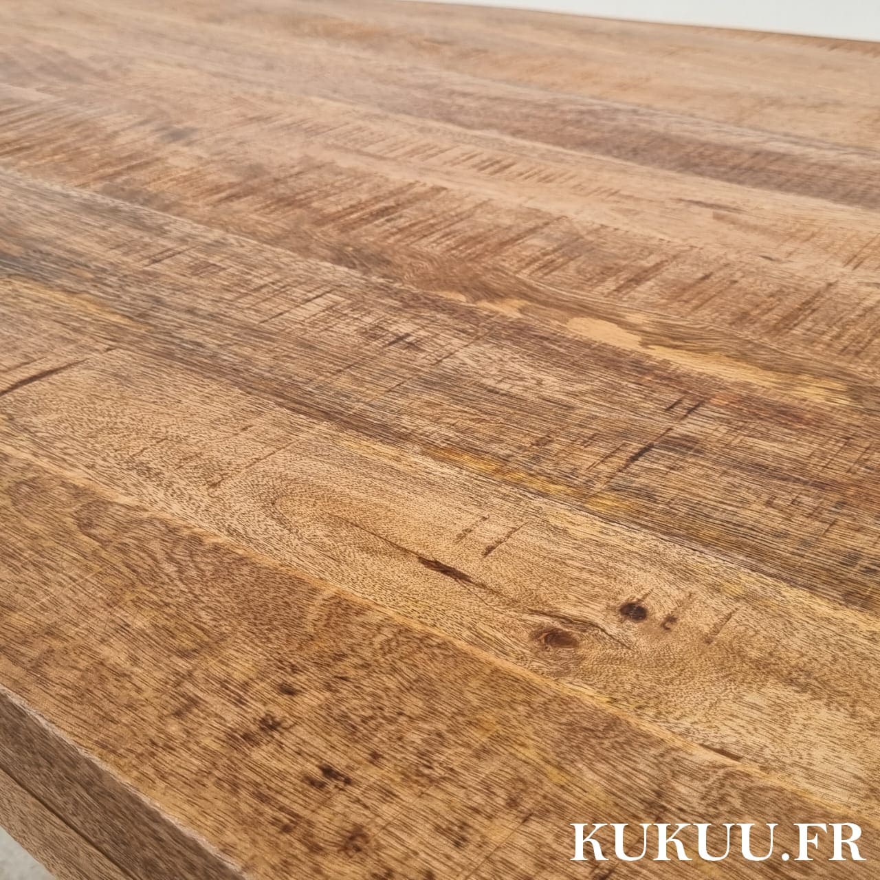 table à manger ovale industrielle manguier et métal. Disponible en 180, 210 et 240 cm. Kukuu, meubles industriels de qualité.