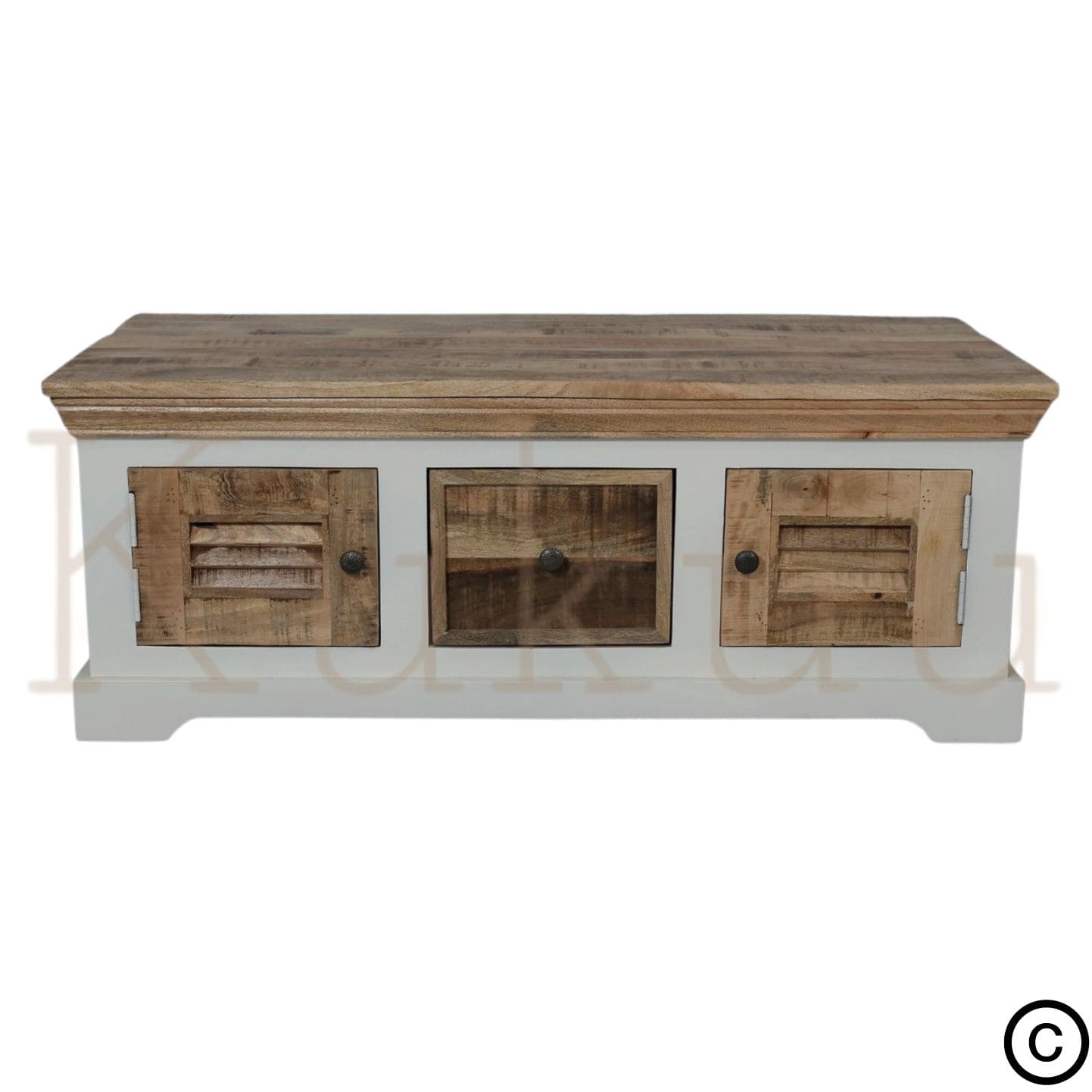 Cette table basse bois blanc est composé d'un tiroir central traversant ainsi que 4 portes en bois de manguier avec niches de rangement (2 de chaque côté). Mesures: 120 (L) x 60 (l) x 45 (H) cm. Portes style persienne. Kukuu, spécialiste en mobilier d'intérieur de qualité.