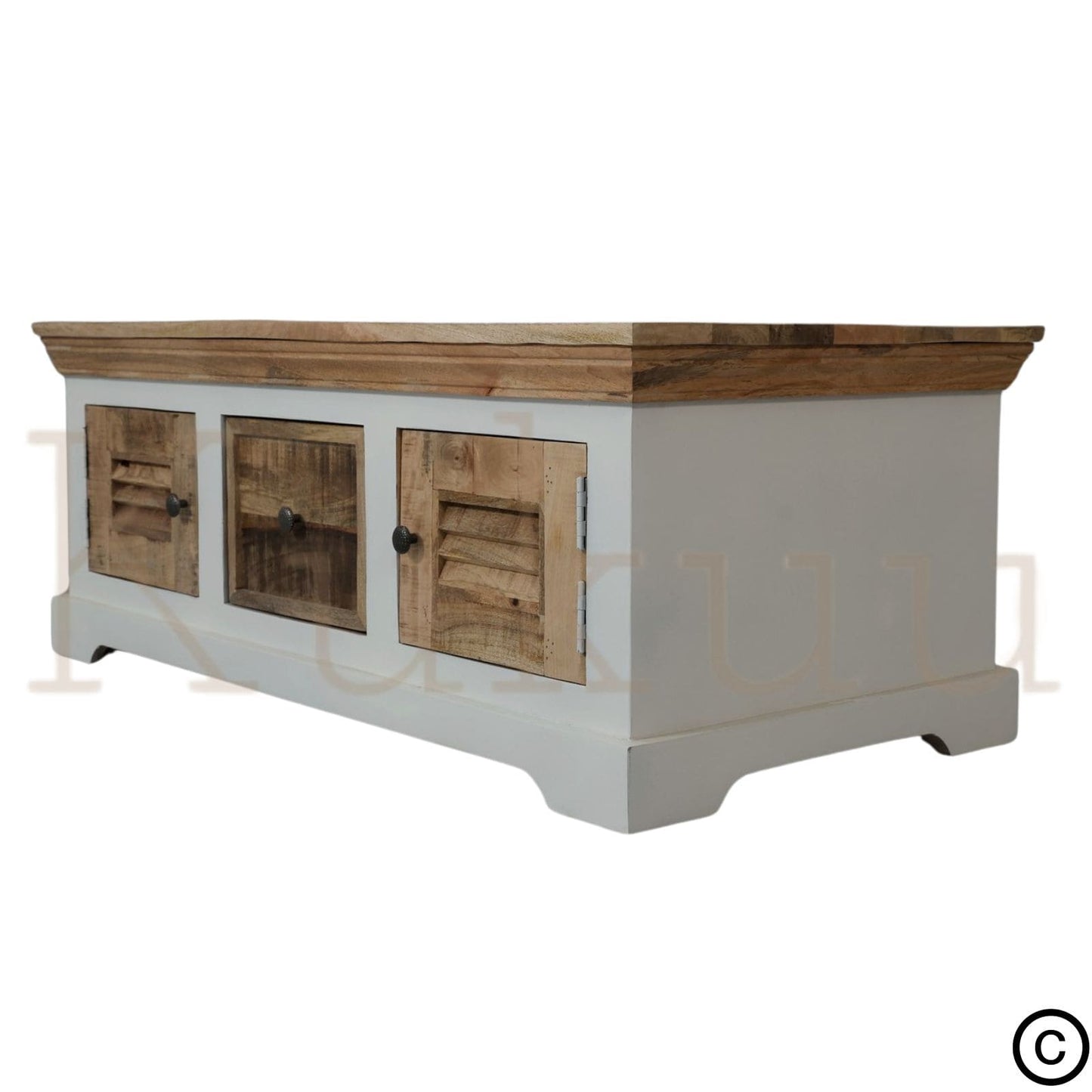 Cette table basse bois blanc est composé d'un tiroir central traversant ainsi que 4 portes en bois de manguier avec niches de rangement (2 de chaque côté). Mesures: 120 (L) x 60 (l) x 45 (H) cm. Portes style persienne. Kukuu, spécialiste en mobilier d'intérieur de qualité.
