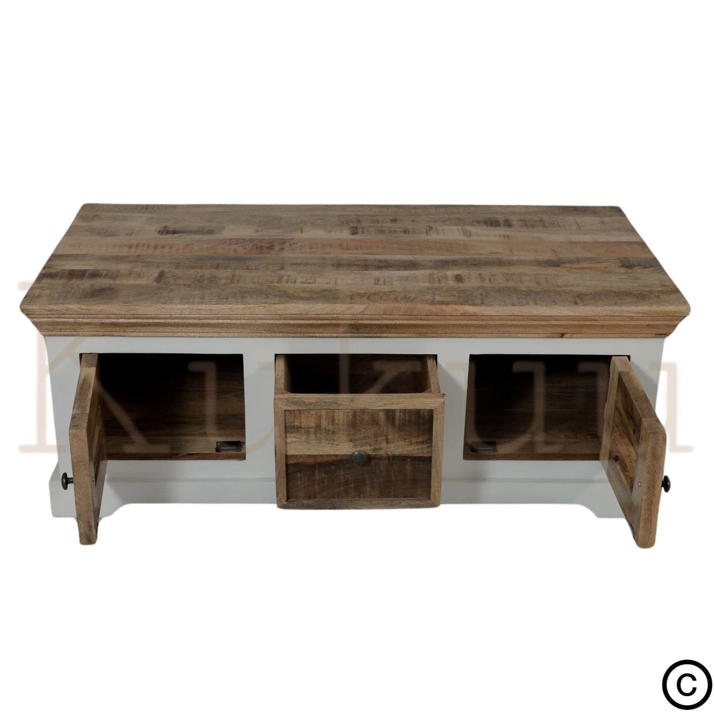 Cette table basse bois blanc est composé d'un tiroir central traversant ainsi que 4 portes en bois de manguier avec niches de rangement (2 de chaque côté). Mesures: 120 (L) x 60 (l) x 45 (H) cm. Portes style persienne. Kukuu, spécialiste en mobilier d'intérieur de qualité.