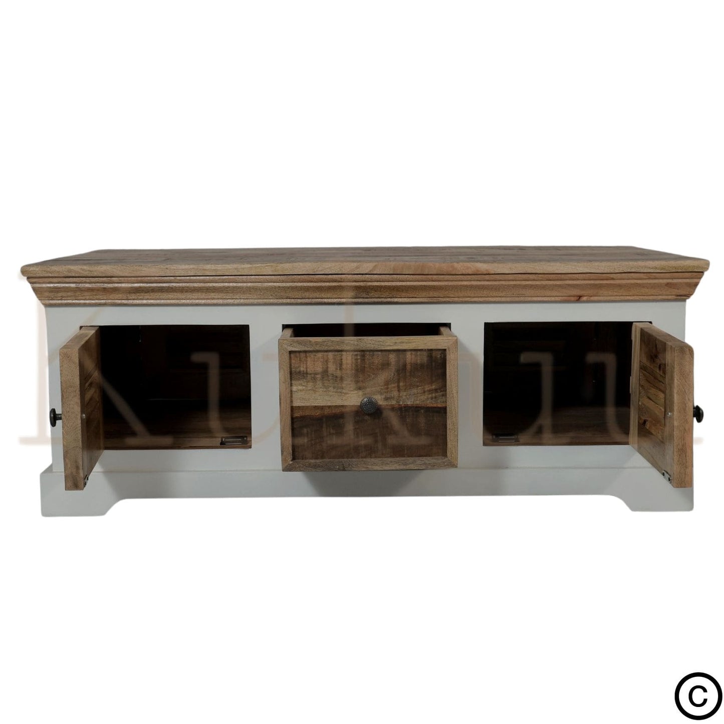 Cette table basse bois blanc est composé d'un tiroir central traversant ainsi que 4 portes en bois de manguier avec niches de rangement (2 de chaque côté). Mesures: 120 (L) x 60 (l) x 45 (H) cm. Portes style persienne. Kukuu, spécialiste en mobilier d'intérieur de qualité.