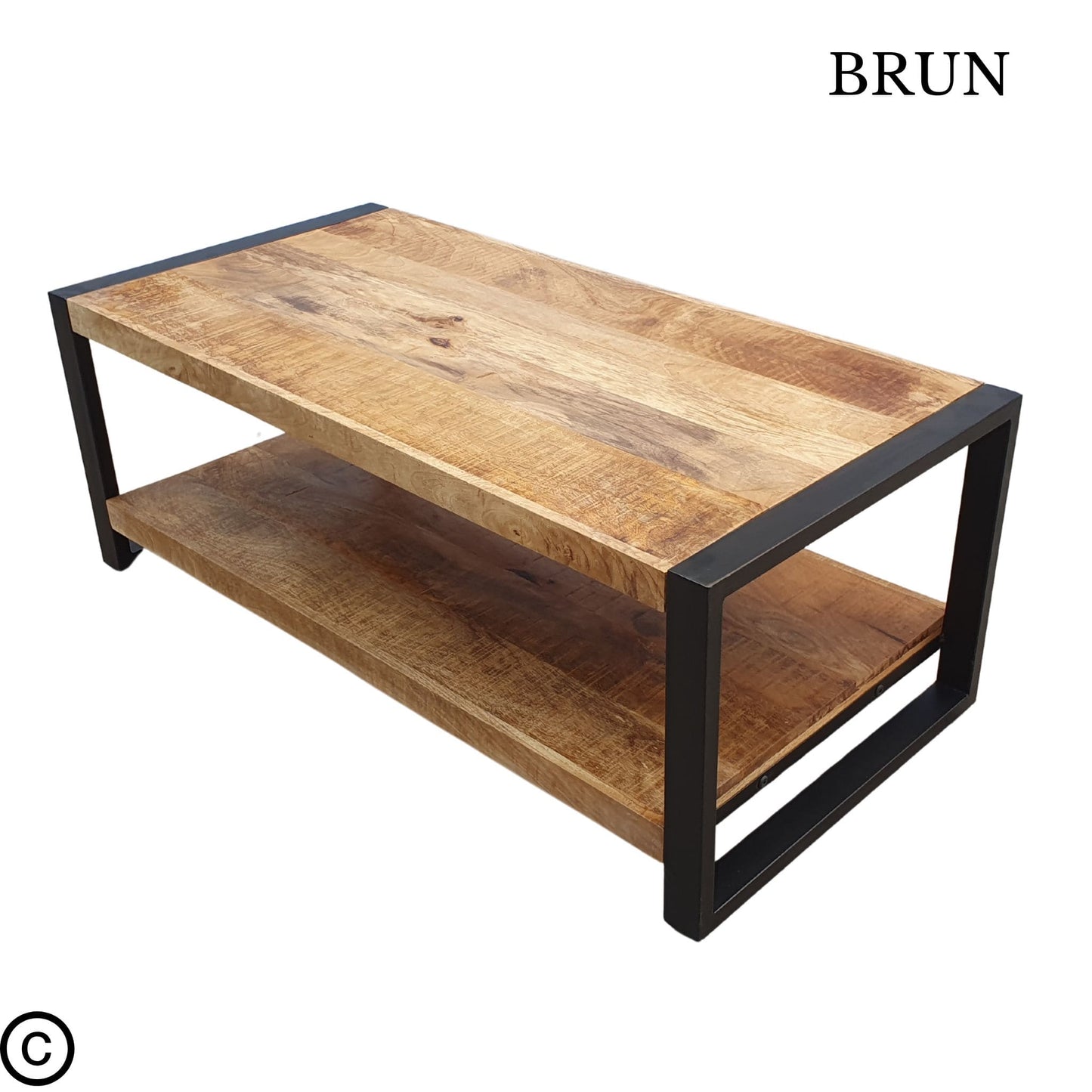 Cette table basse industrielle avec étagère a été fabriquée à partir de métal et de bois massif de manguier. Celle-ci est composée de 2 étagères. Dimensions: 120 (L) X 60 (l) X 45 (H) cm. Kukuu, meubles industriels de qualité.