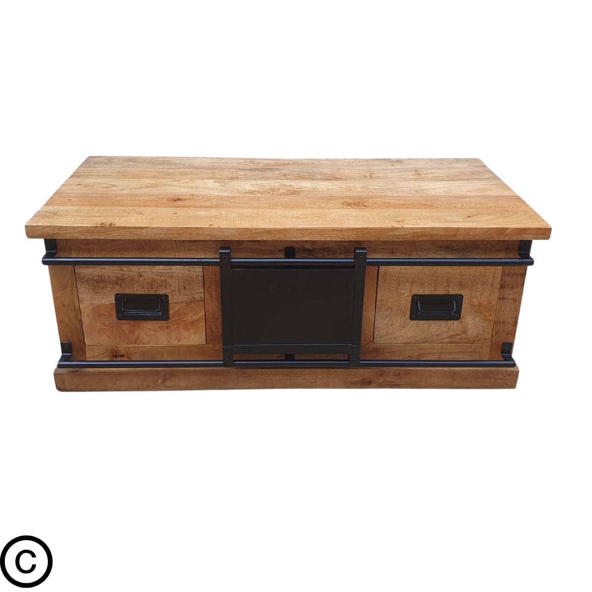 Cette table basse a été fabriquée en bois massif de manguier et métal. Elle possède deux tiroirs et une porte centrale coulissante. Dimensions: 125 (L) X 65 (l) X 40 (H) cm. Kukuu, meubles industriels de qualité.