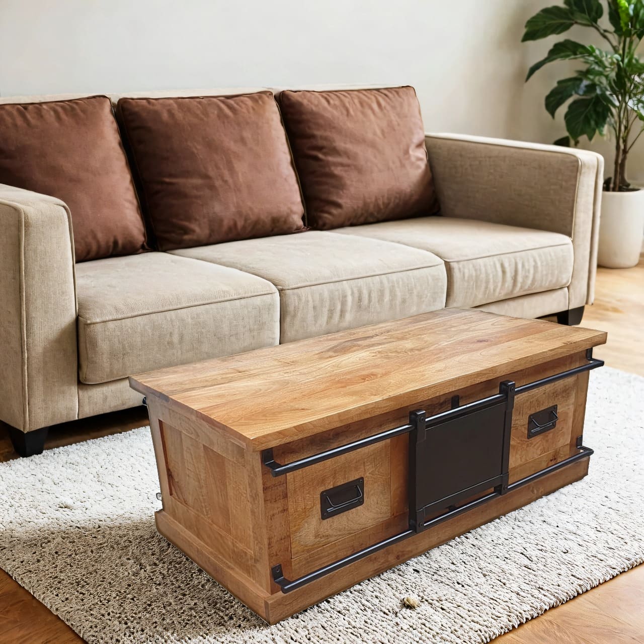 Cette table basse a été fabriquée en bois massif de manguier et métal. Elle possède deux tiroirs et une porte centrale coulissante. Dimensions: 125 (L) X 65 (l) X 40 (H) cm. Kukuu, meubles industriels de qualité.
