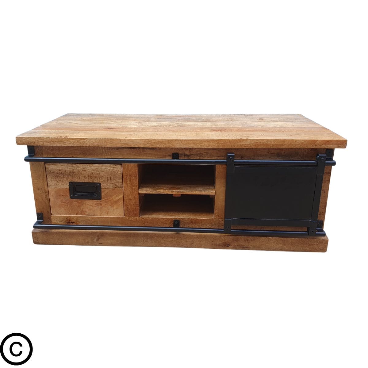 Cette table basse a été fabriquée en bois massif de manguier et métal. Elle possède deux tiroirs et une porte centrale coulissante. Dimensions: 125 (L) X 65 (l) X 40 (H) cm. Kukuu, meubles industriels de qualité.