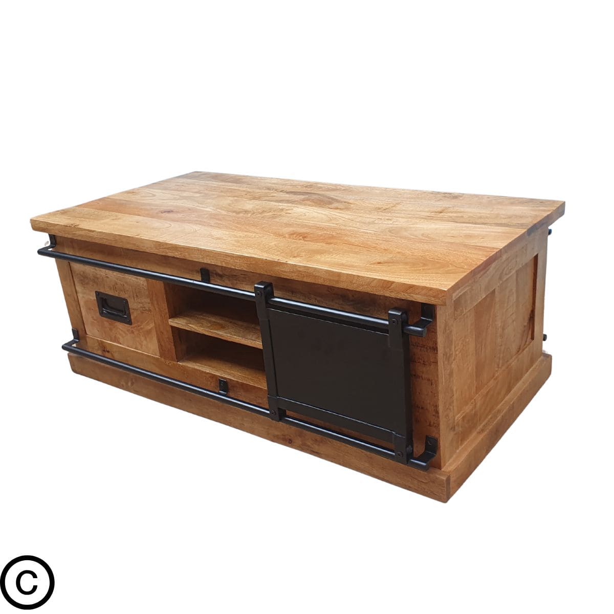 Cette table basse a été fabriquée en bois massif de manguier et métal. Elle possède deux tiroirs et une porte centrale coulissante. Dimensions: 125 (L) X 65 (l) X 40 (H) cm. Kukuu, meubles industriels de qualité.