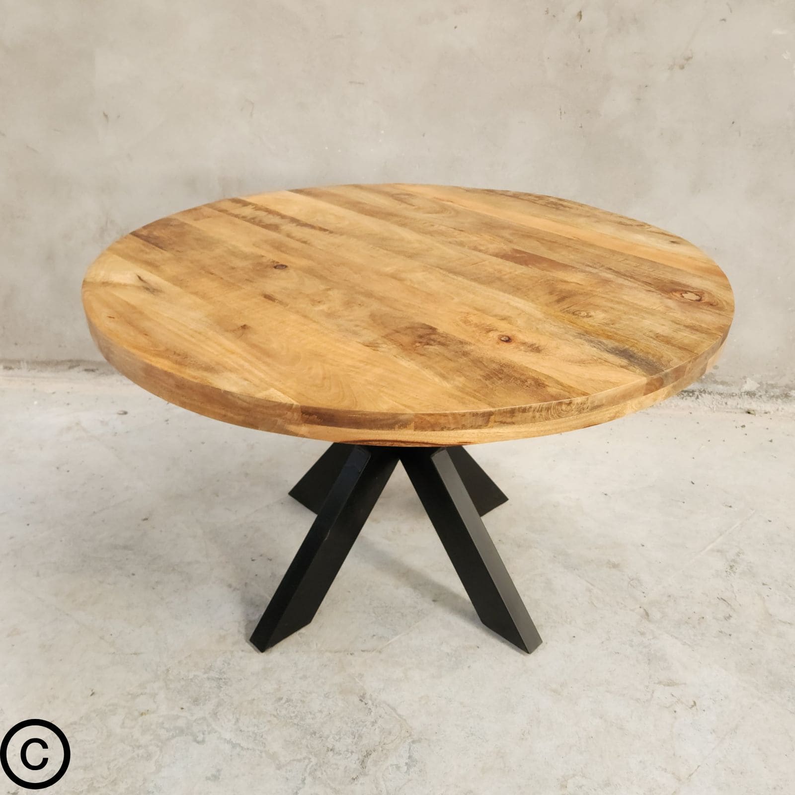 Apportez une touche de raffinement naturel et de modernité à votre intérieur avec cette magnifique table industrielle ronde by Kukuu, idéale pour créer une ambiance chaleureuse et conviviale.