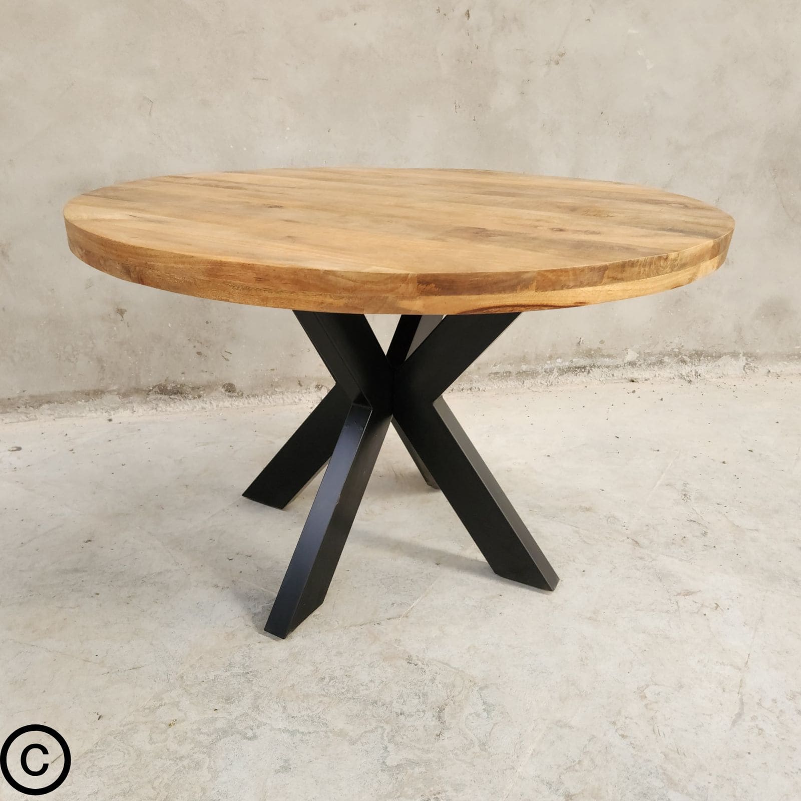 Apportez une touche de raffinement naturel et de modernité à votre intérieur avec cette magnifique table industrielle ronde by Kukuu, idéale pour créer une ambiance chaleureuse et conviviale.